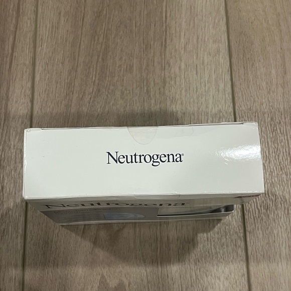 Neutrogena Microdermabrasion System Applicator & 12 Rejuvenating Puffs SEALED - Picture 2 of 4